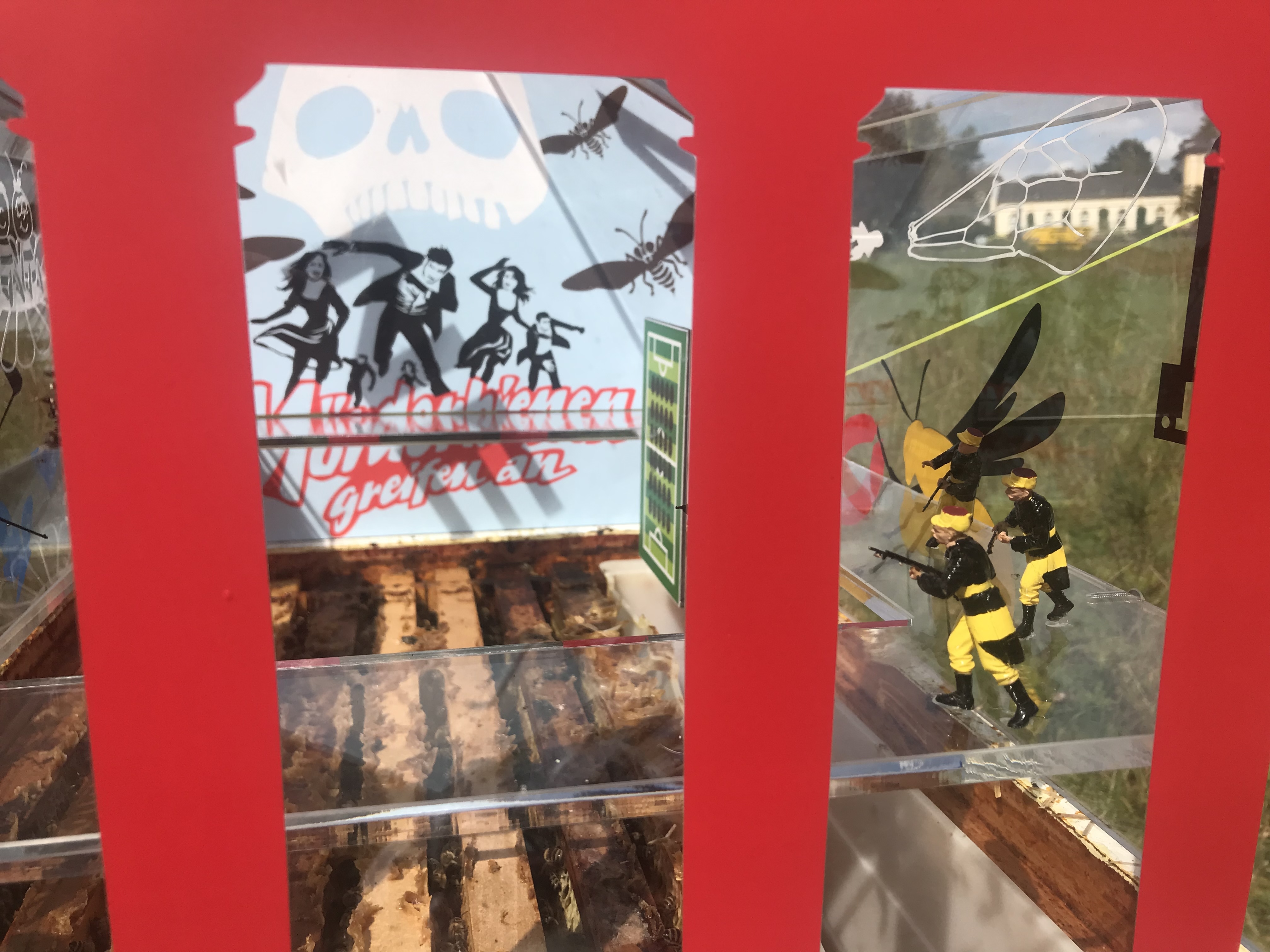 Blick ins Neue Museum für Bienen im Vordergrund Soldaten