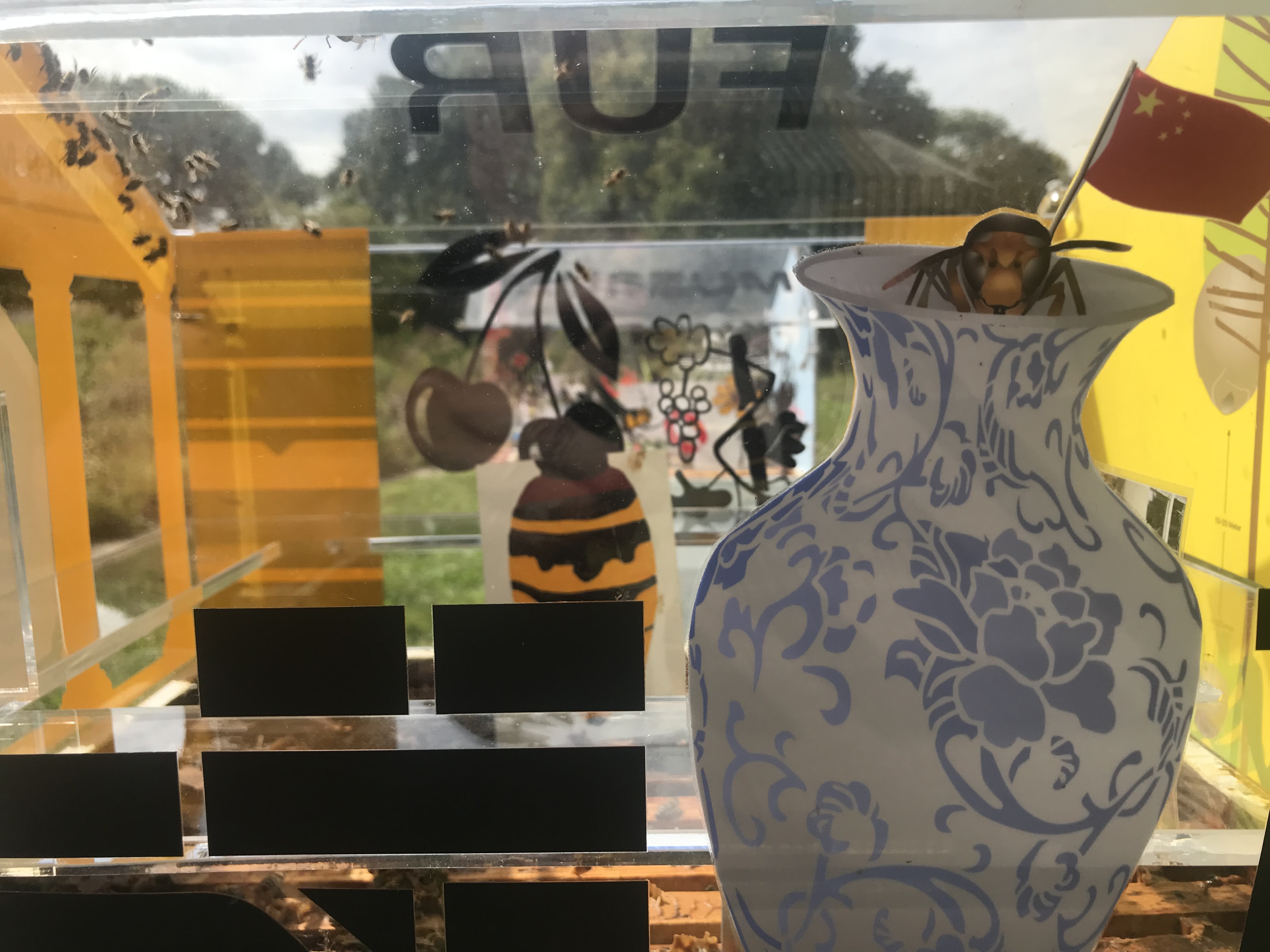 Blick ins Neue Museum für Bienen im vordergrund Krug mit Hornisse