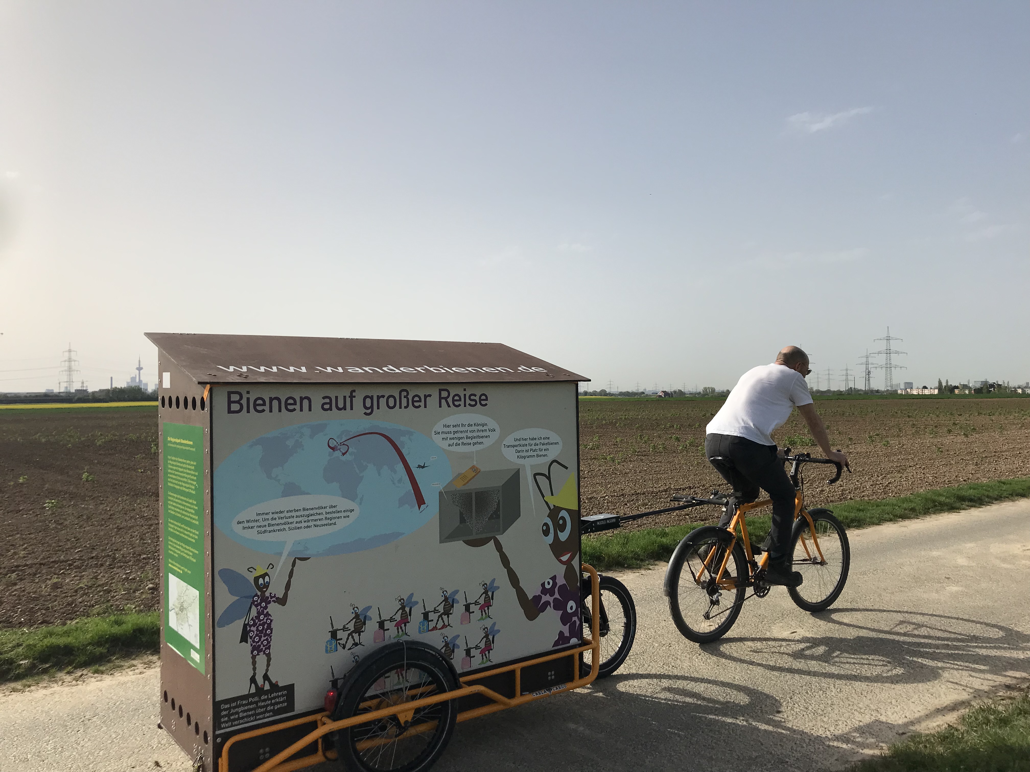 Bienenwagen der von Fahrrad gezogen wird